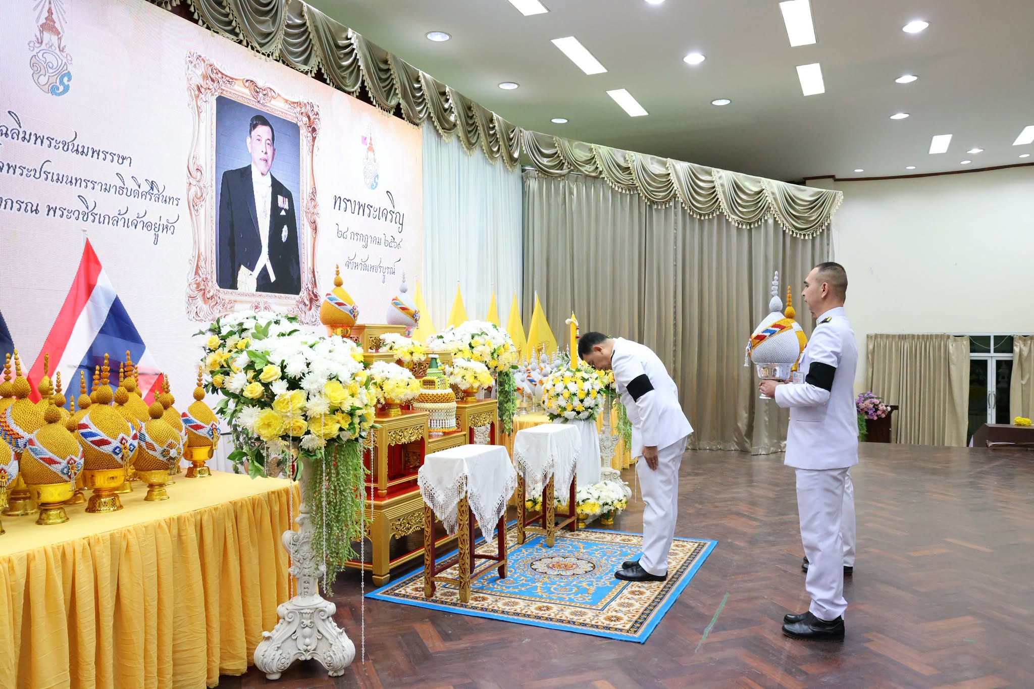 title - สำนักงานการปฏิรูปที่ดินจังหวัดเพชรบูรณ์เข้าร่วมพิธีถวายเครื่องราชสักการะ วางพานพุ่ม และจุดเทียนถวายพระพรชัยมงคล เนื่องในโอกาสวันเฉลิมพระชนมพรรษา พระบาทสมเด็จพระเจ้าอยู่หัว 28 กรกฎาคม 2569
